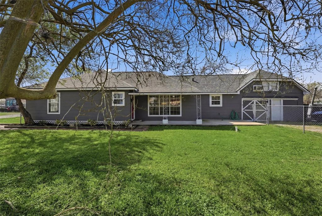 2415 W Cedar Bayou Lynchburg Road, Baytown, TX 77521