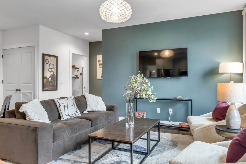 612 21st Ave N Apt 313, Nashville, TN 37203
