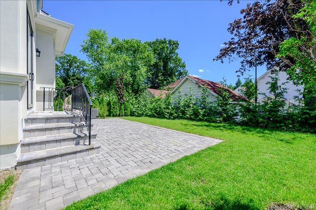 9 Greenway Terrace, Great Neck, NY 11024