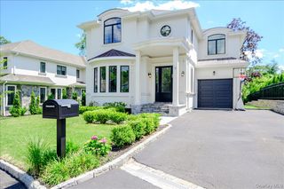 9 Greenway Terrace, Great Neck, NY 11024