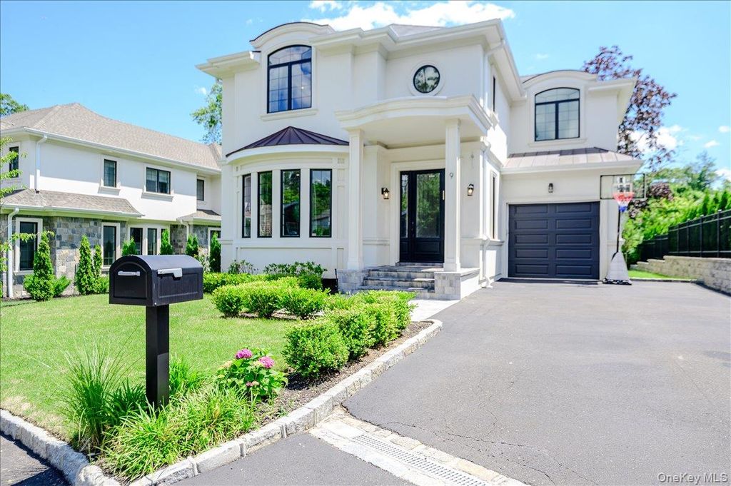 9 Greenway Terrace, Great Neck, NY 11024