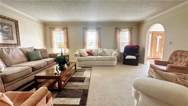 440 Chapeldale Dr, Upper Burrell, PA 15613