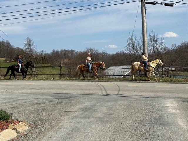 440 Chapeldale Dr, Upper Burrell, PA 15613