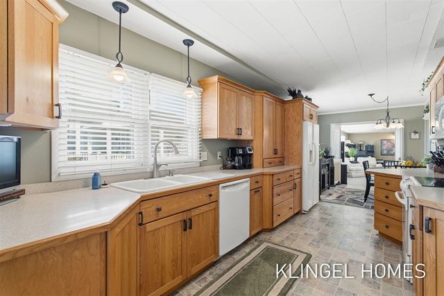 16527 Lakeview Street, Spring Lake, MI 49456