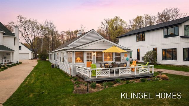 16527 Lakeview Street, Spring Lake, MI 49456