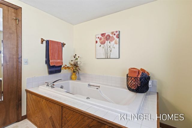 16527 Lakeview Street, Spring Lake, MI 49456