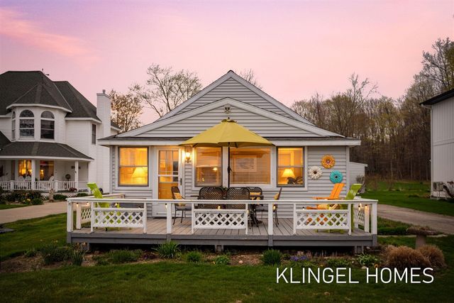 16527 Lakeview Street, Spring Lake, MI 49456