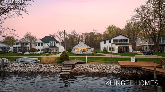 16527 Lakeview Street, Spring Lake, MI 49456