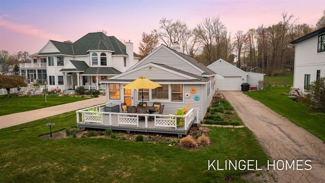 16527 Lakeview Street, Spring Lake, MI 49456