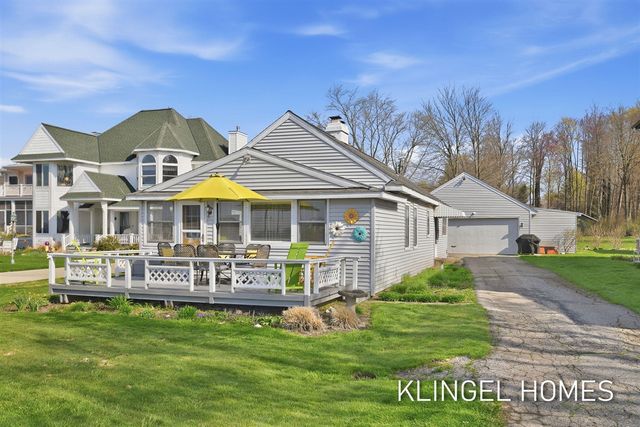 16527 Lakeview Street, Spring Lake, MI 49456