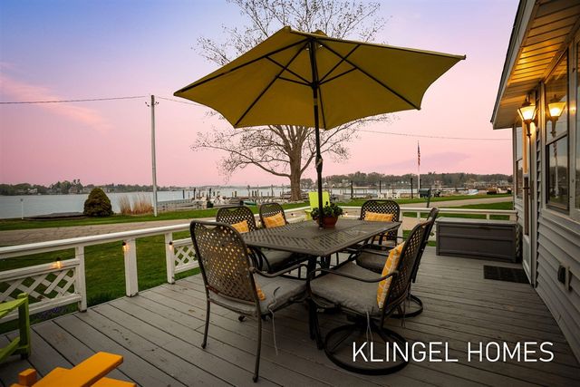 16527 Lakeview Street, Spring Lake, MI 49456
