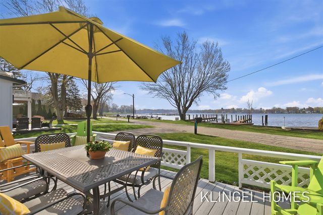 16527 Lakeview Street, Spring Lake, MI 49456
