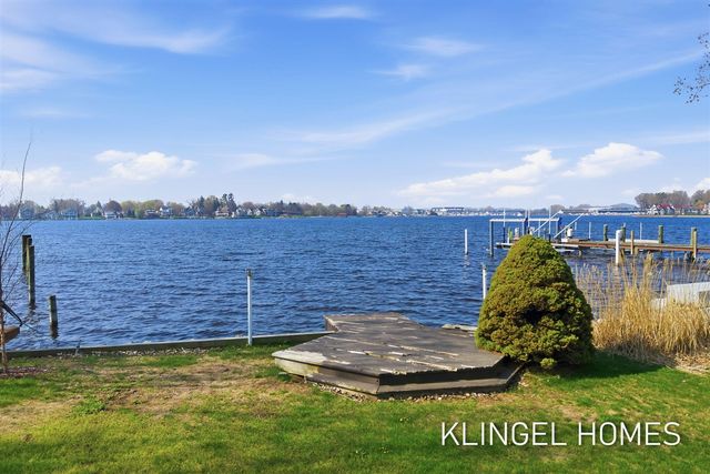 16527 Lakeview Street, Spring Lake, MI 49456