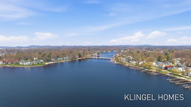 16527 Lakeview Street, Spring Lake, MI 49456