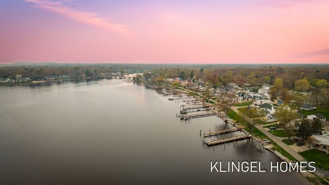 16527 Lakeview Street, Spring Lake, MI 49456