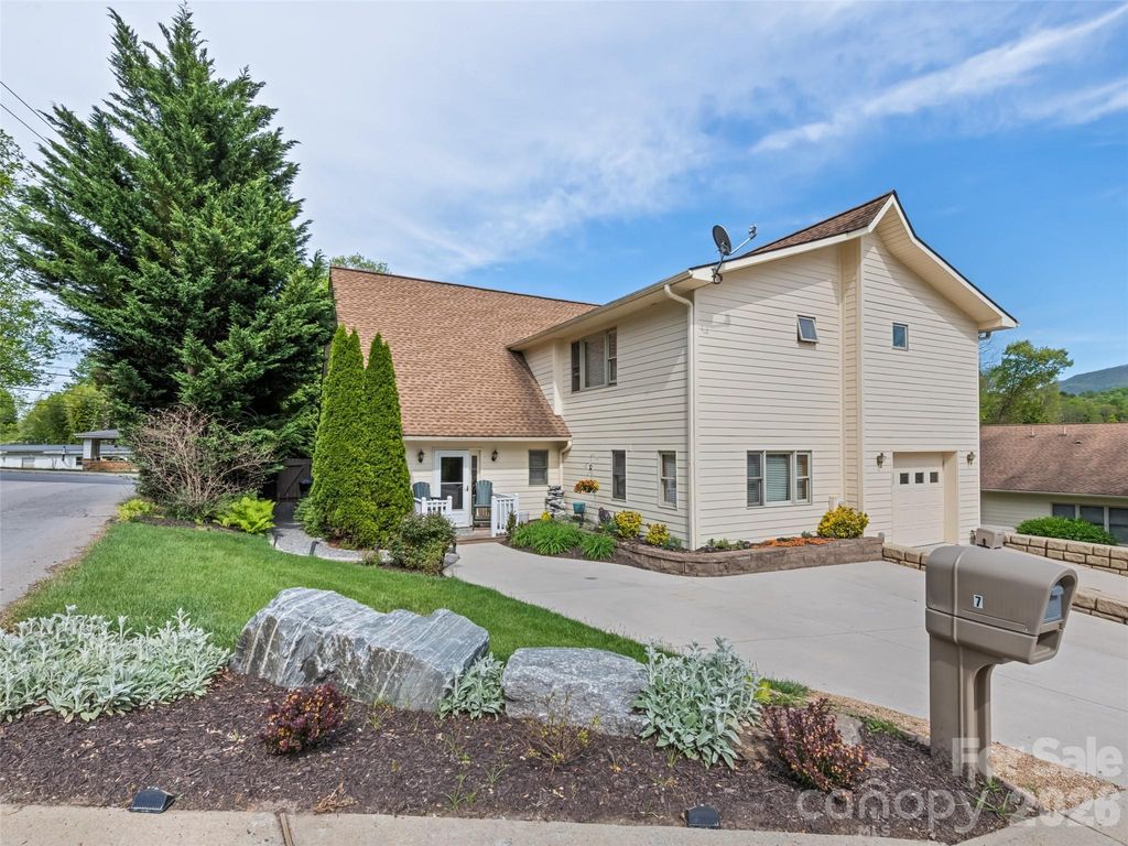 7 Bage Street, Waynesville, NC 28786