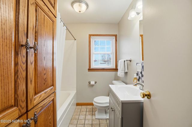 242 E Yates Avenue, Findlay, OH 45840