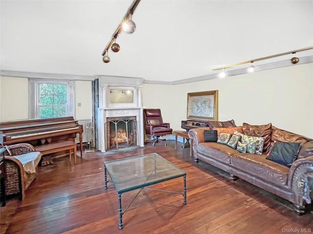 118 Shelter Rock Road, Roslyn, NY 11576