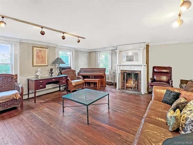 118 Shelter Rock Road, Roslyn, NY 11576