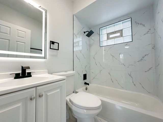 9820 S California Avenue, Evergreen Park, IL 60805