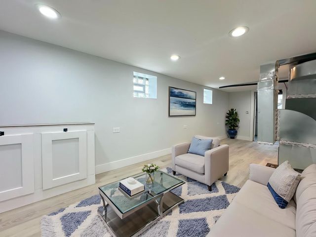 9820 S California Avenue, Evergreen Park, IL 60805