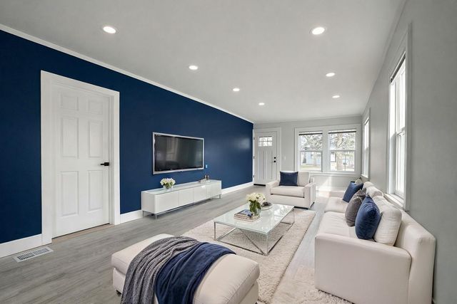 9820 S California Avenue, Evergreen Park, IL 60805