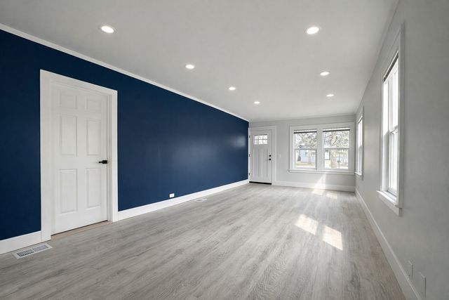 9820 S California Avenue, Evergreen Park, IL 60805