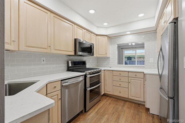 1806 N Torquay Avenue N, Royal Oak, MI 48073
