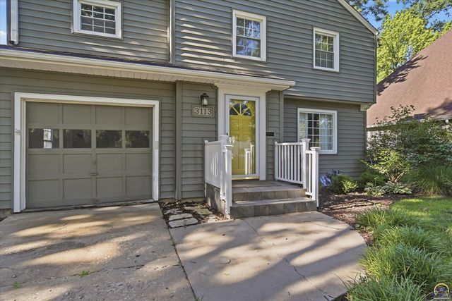 3113 SW Canterbury LN, Topeka, KS 66604