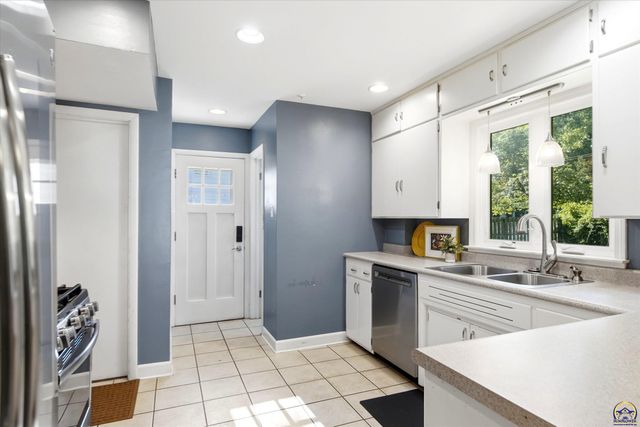 3113 SW Canterbury LN, Topeka, KS 66604