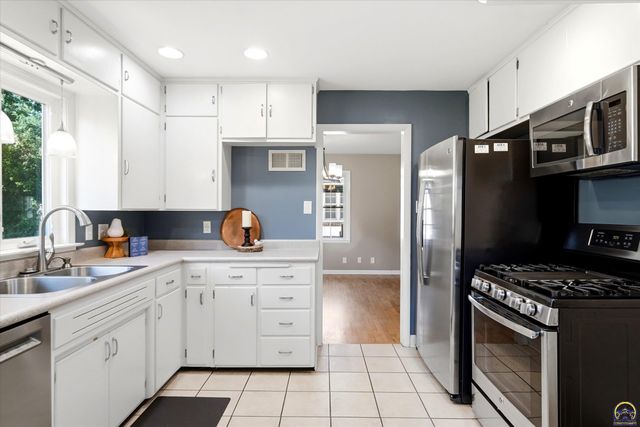 3113 SW Canterbury LN, Topeka, KS 66604
