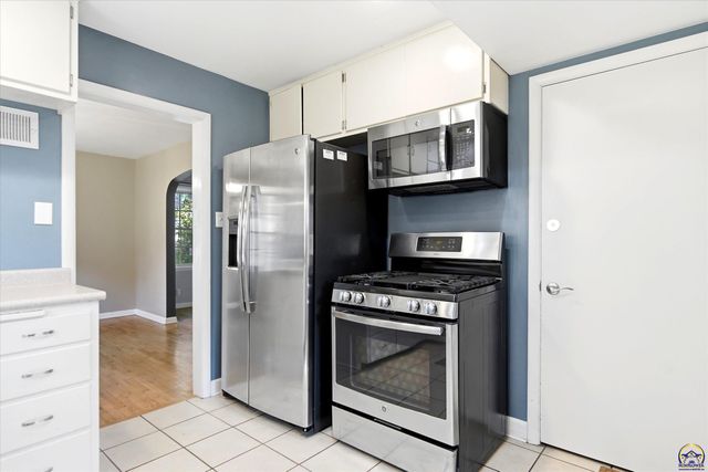 3113 SW Canterbury LN, Topeka, KS 66604