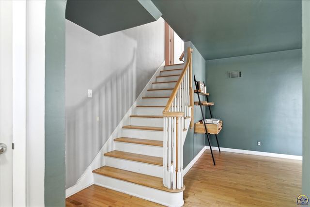 3113 SW Canterbury LN, Topeka, KS 66604