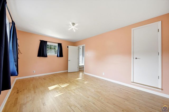 3113 SW Canterbury LN, Topeka, KS 66604