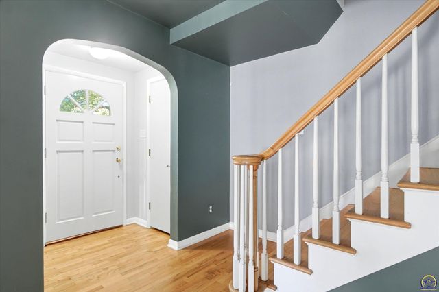 3113 SW Canterbury LN, Topeka, KS 66604