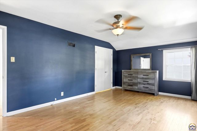 3113 SW Canterbury LN, Topeka, KS 66604