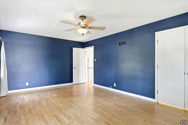 3113 SW Canterbury LN, Topeka, KS 66604