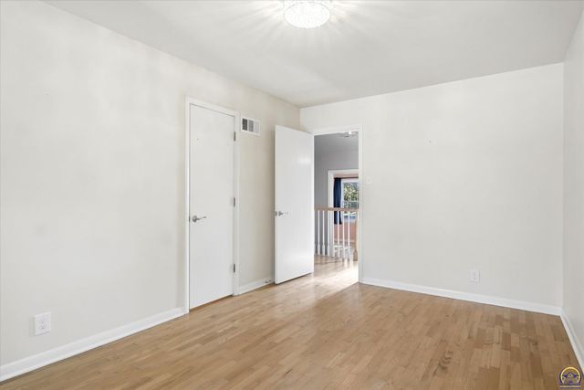 3113 SW Canterbury LN, Topeka, KS 66604