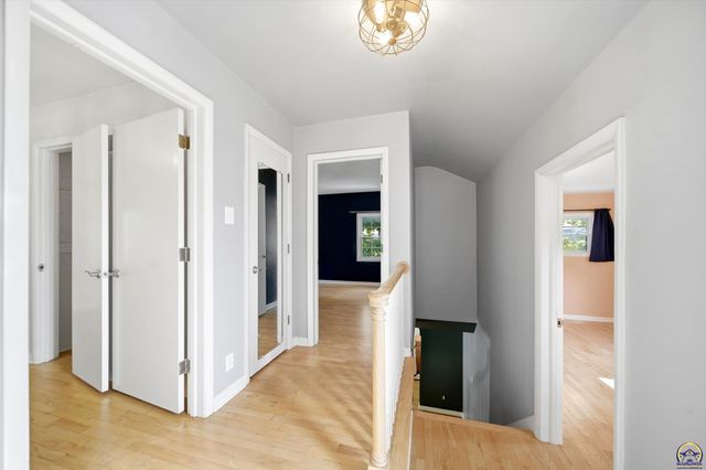 3113 SW Canterbury LN, Topeka, KS 66604