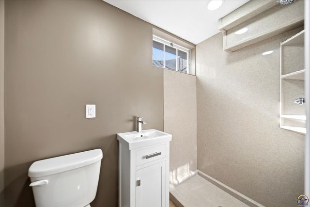 3113 SW Canterbury LN, Topeka, KS 66604