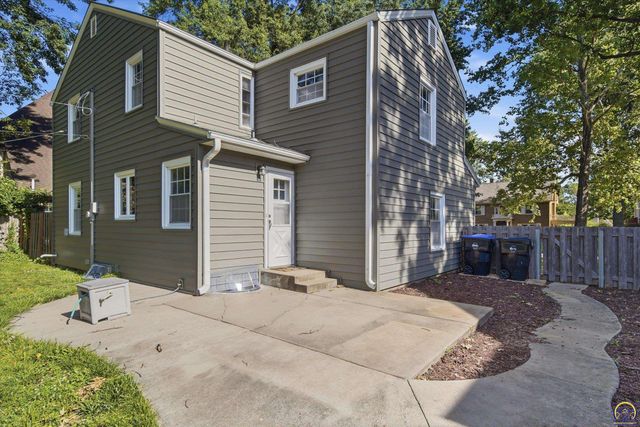 3113 SW Canterbury LN, Topeka, KS 66604
