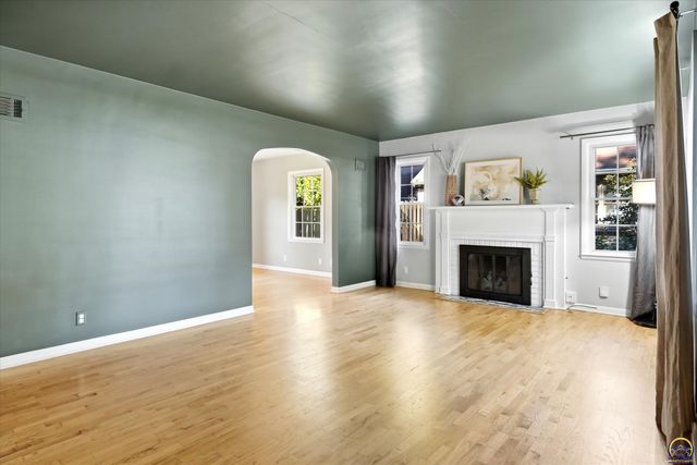 3113 SW Canterbury LN, Topeka, KS 66604