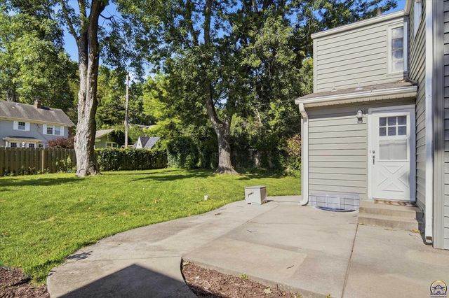 3113 SW Canterbury LN, Topeka, KS 66604