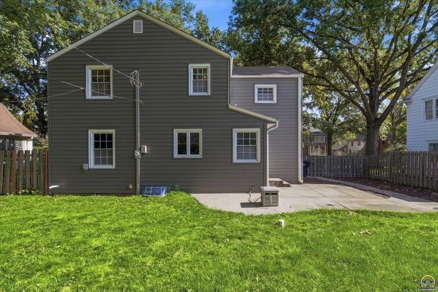 3113 SW Canterbury LN, Topeka, KS 66604