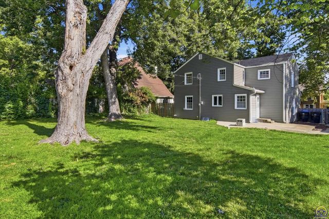 3113 SW Canterbury LN, Topeka, KS 66604