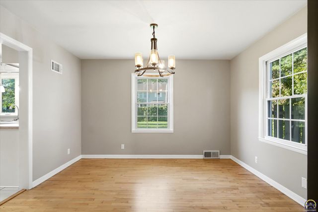 3113 SW Canterbury LN, Topeka, KS 66604