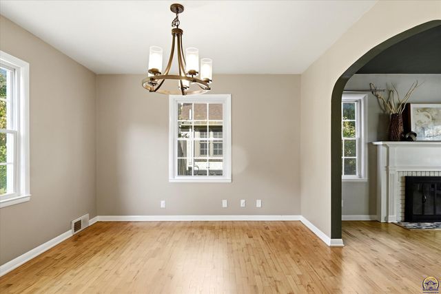 3113 SW Canterbury LN, Topeka, KS 66604