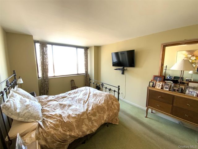 27110 Grand Central Parkway 10F, Floral Park, NY 11005