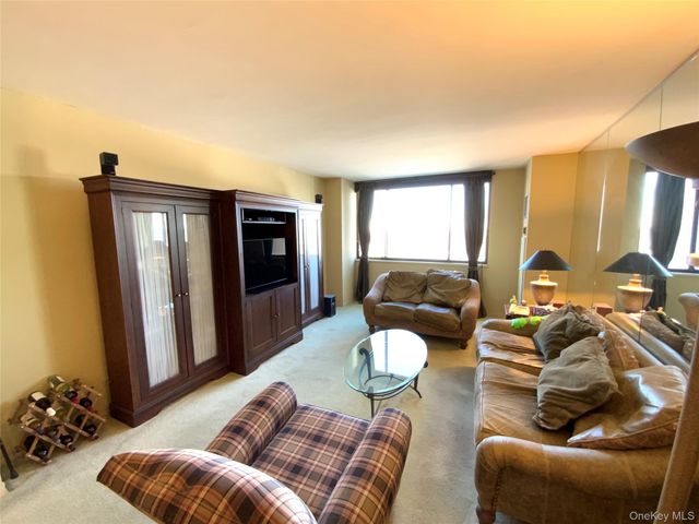 27110 Grand Central Parkway 10F, Floral Park, NY 11005