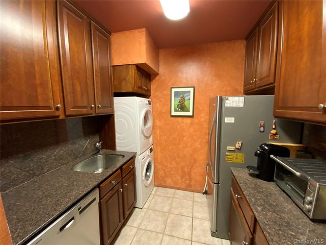 27110 Grand Central Parkway 10F, Floral Park, NY 11005